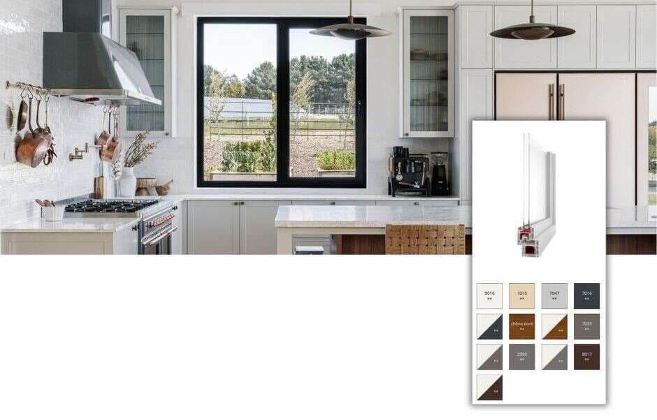 Fenêtre PVC noire dans une cuisine blanche, avec coupe du profilé et nuancier de coloris