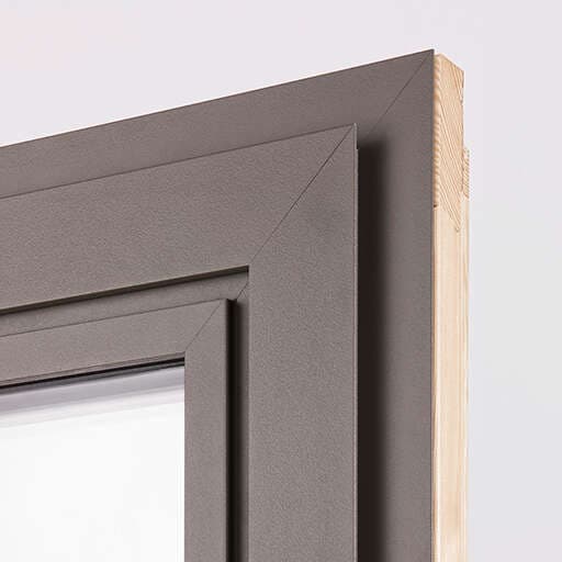 Angle d'une fenêtre mixte, capot aluminium gris à l'extérieur et bois à l'intérieur