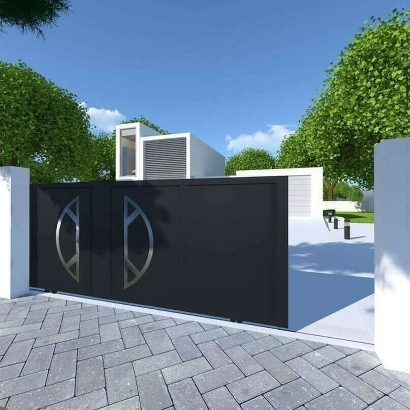 Portail coulissant en aluminium anthracite à motif inox devant une maison contemporaine