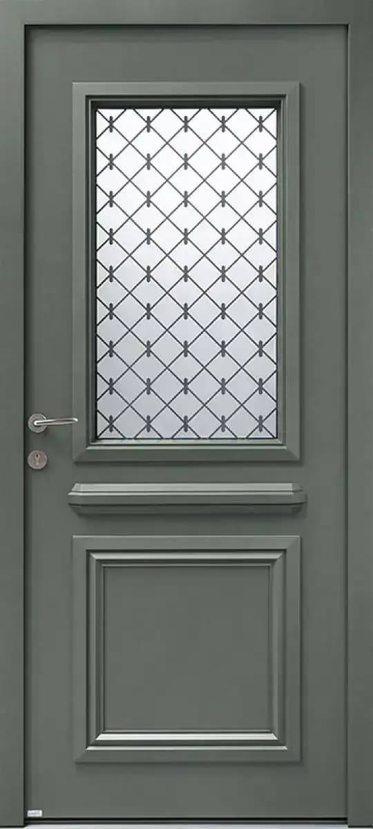 Porte d'entrée en aluminium modèle Soff1, grise, à vitrage protégé par une grille losange et panneau mouluré