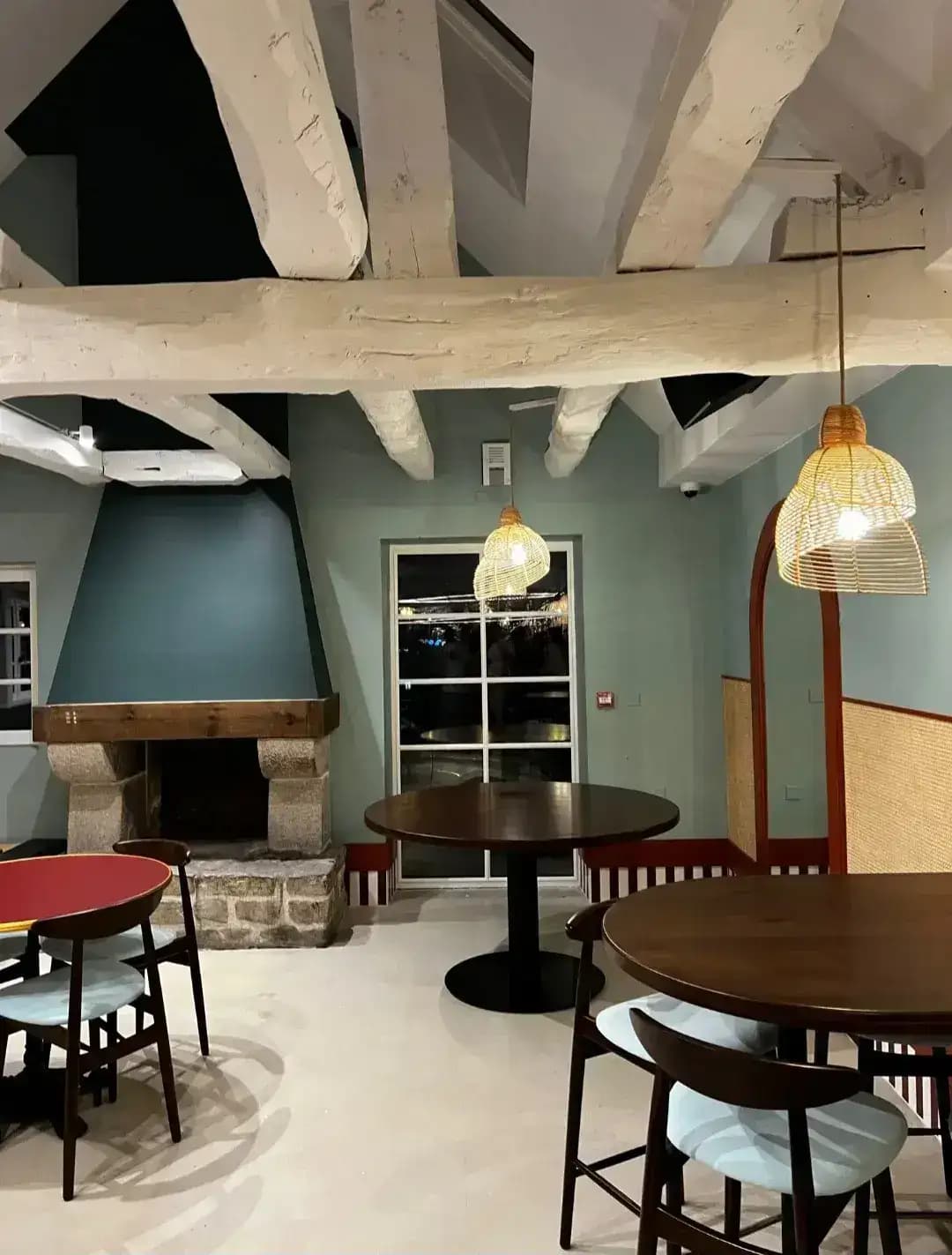 Fenêtres à petits bois d'une salle de restaurant