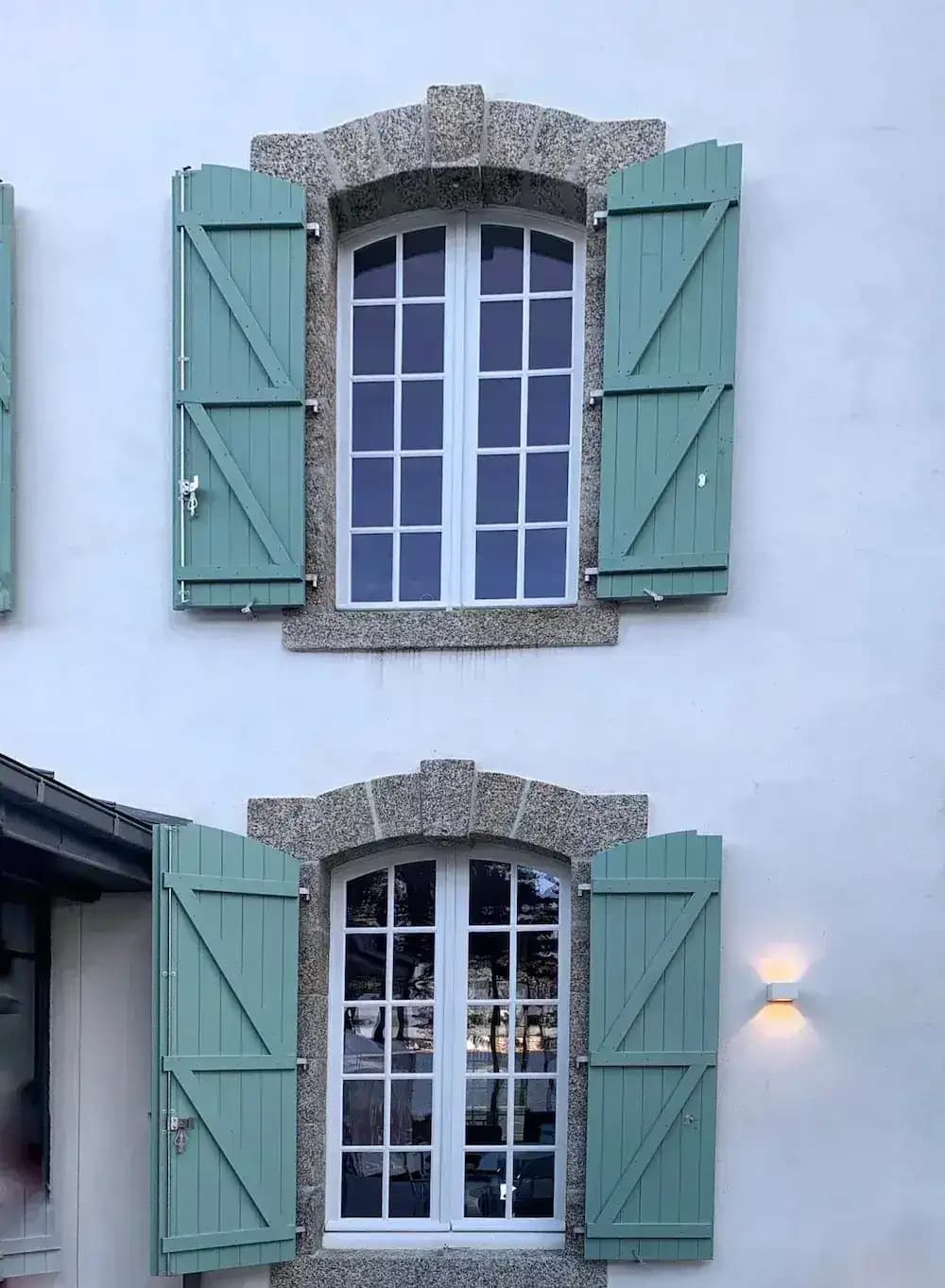 Rénovation d'une villa : fenêtres et volets battants