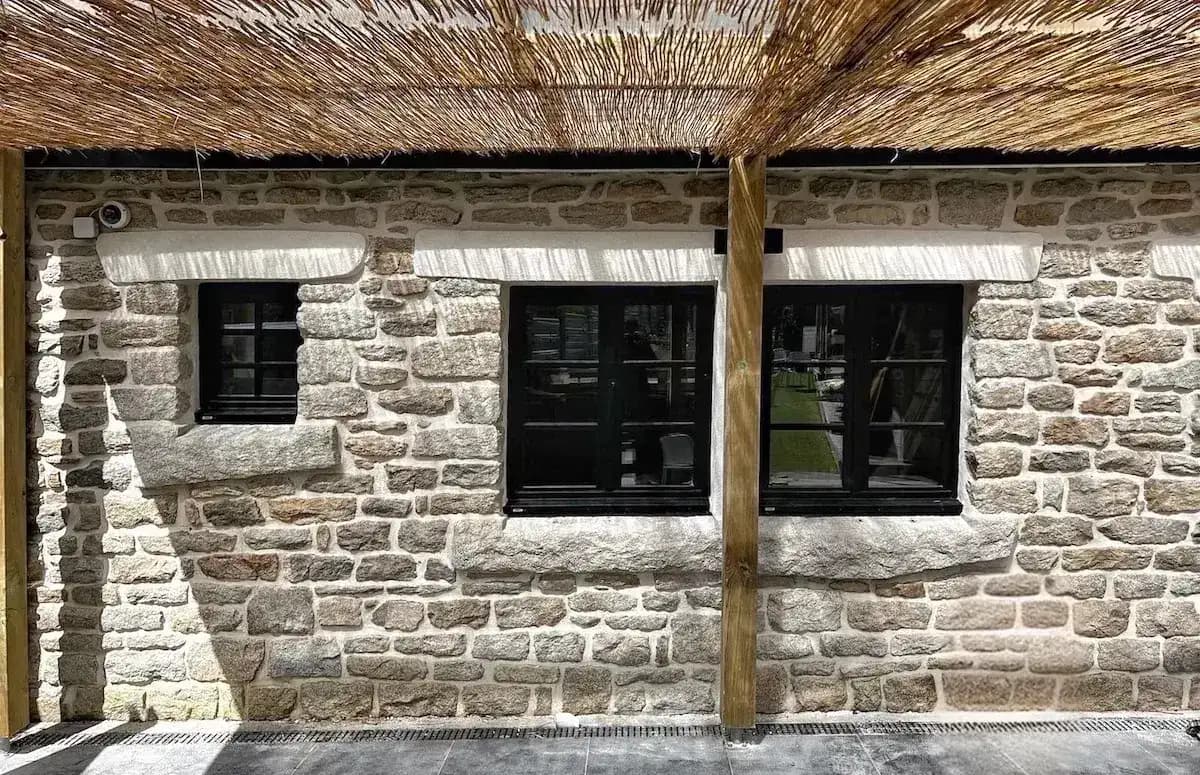 Fenêtres mixtes sur façade en pierre