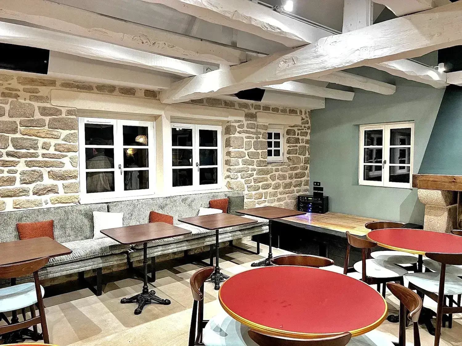 Fenêtres à petits bois d'une salle de restaurant
