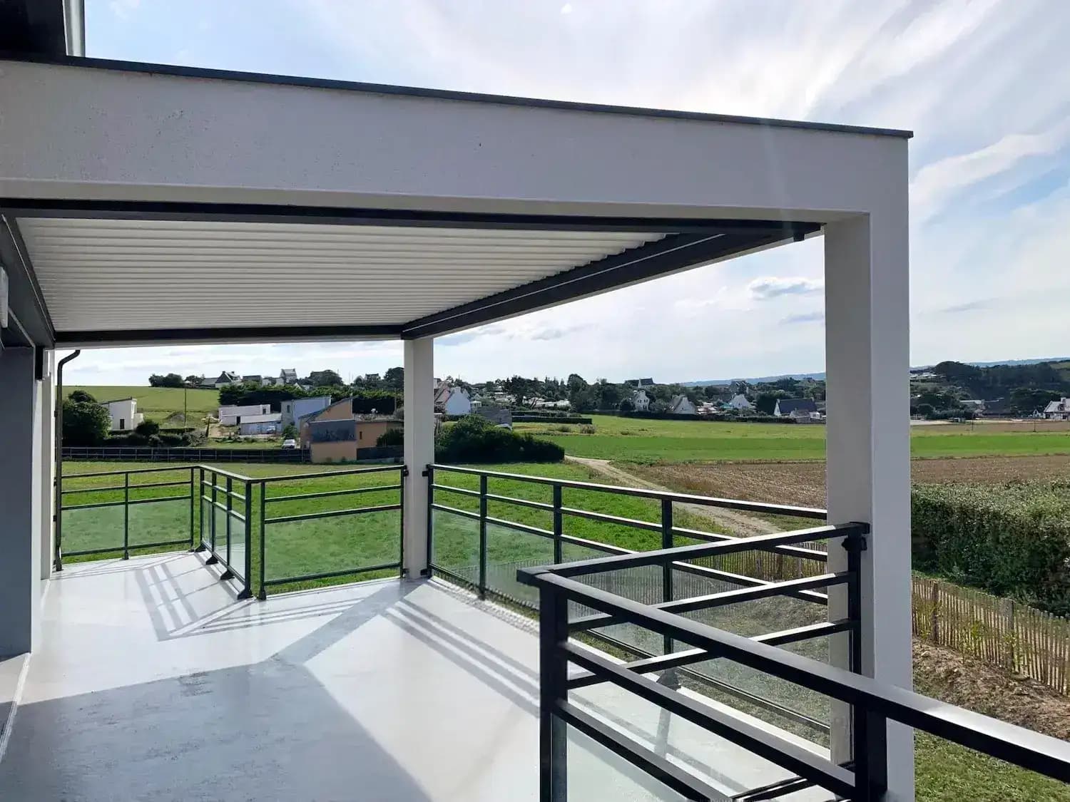 Pergola bioclimatique sur balcon