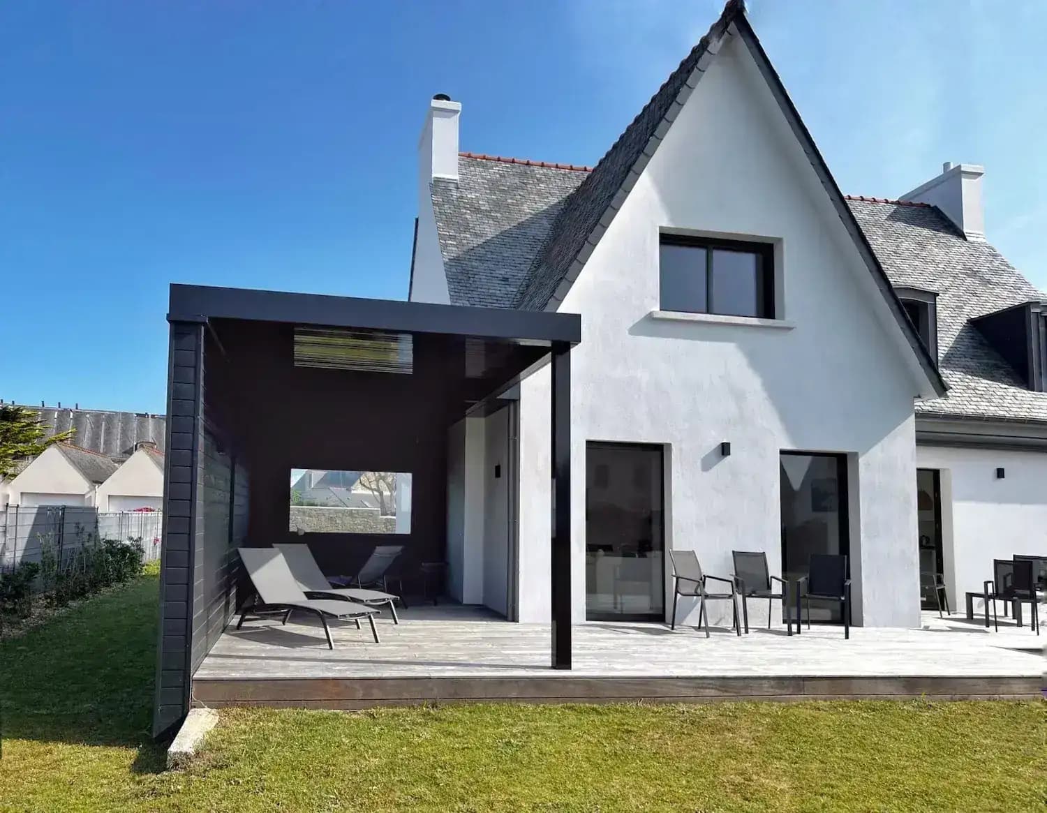 Pergola adossée et baies vitrées