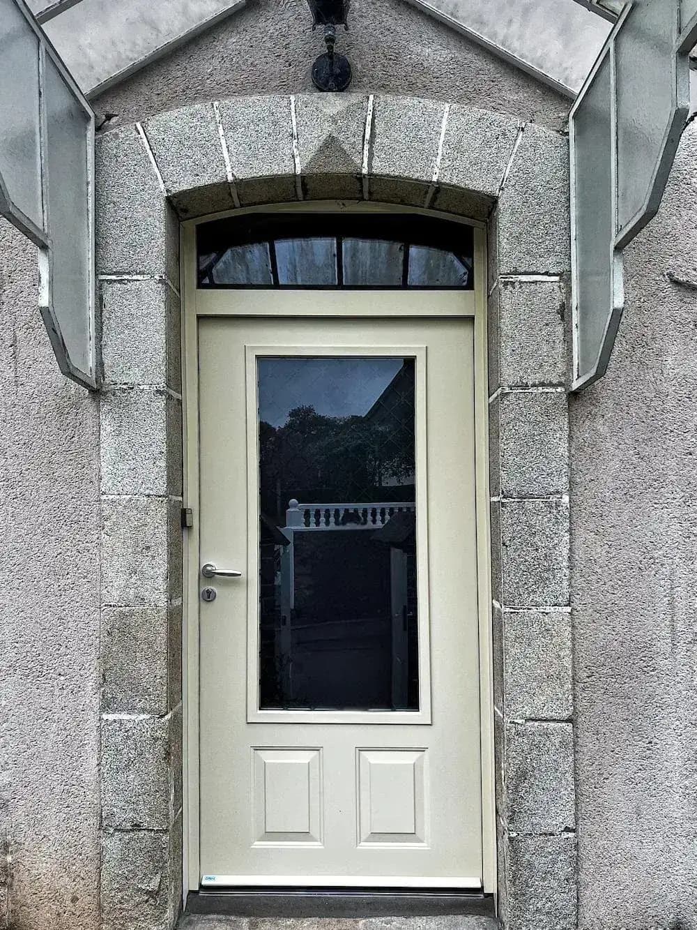 Porte d'entrée bois crème avec imposte vitrée