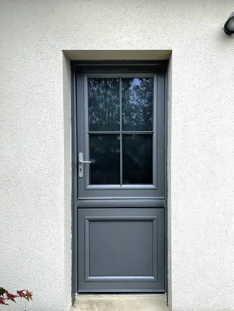 Porte d'entrée grise à petits bois