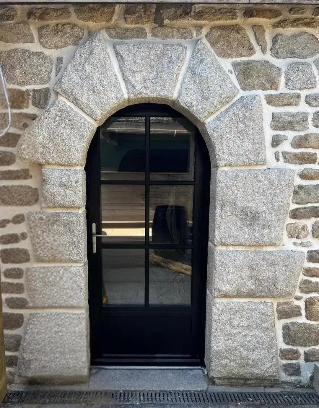 Porte vitrée cintrée noire