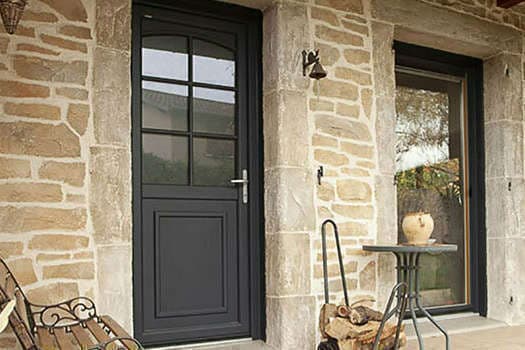 Installation de porte d'entrée en Bretagne