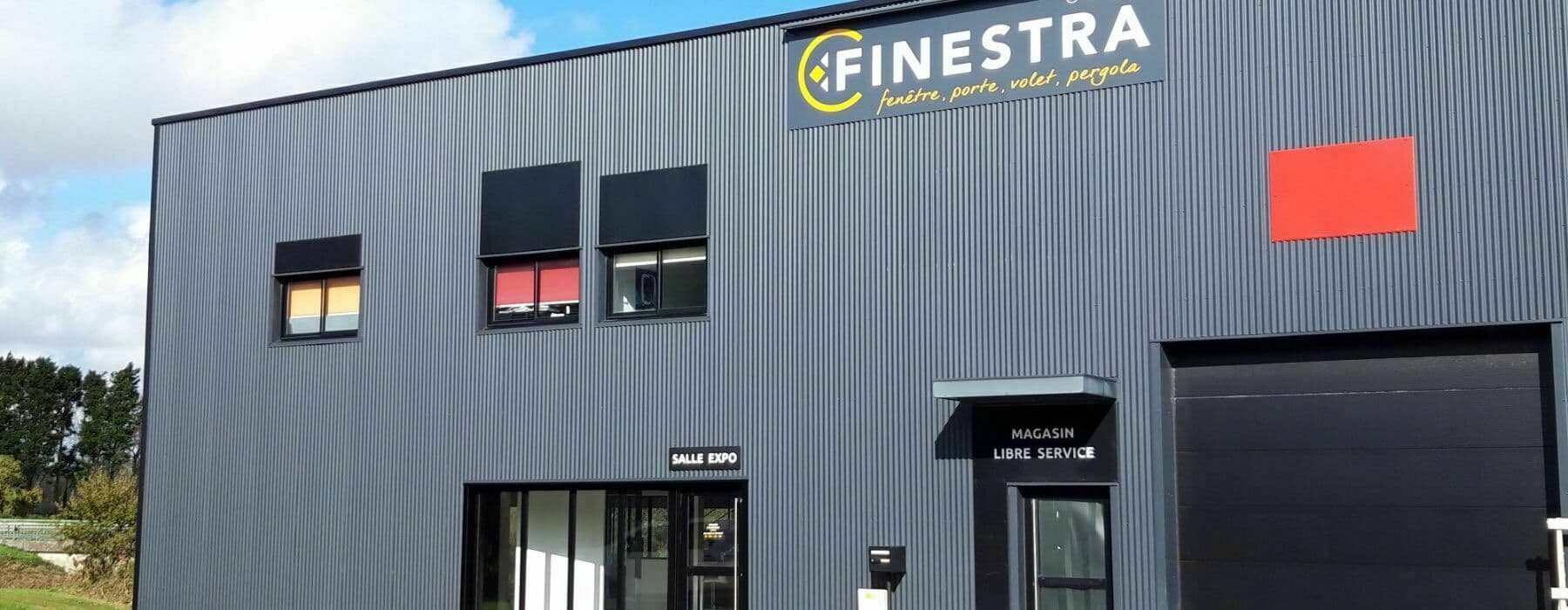 Façade de l'agence Finestra avec son enseigne, sa salle d'exposition et son magasin