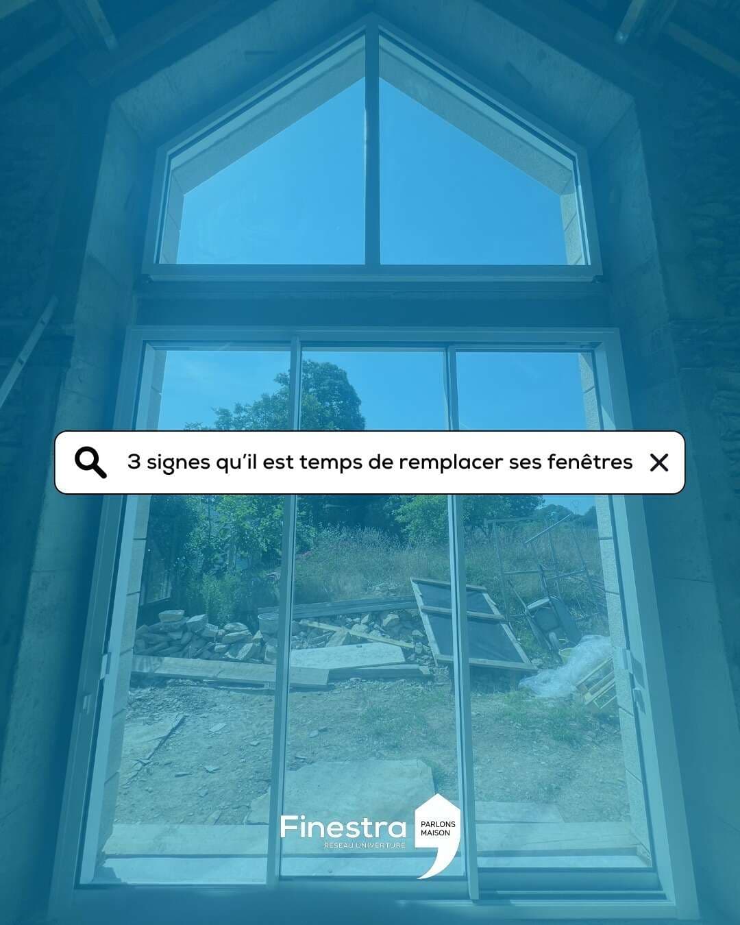 Grande baie vitrée sous pignon et le titre « 3 signes qu'il est temps de remplacer ses fenêtres »