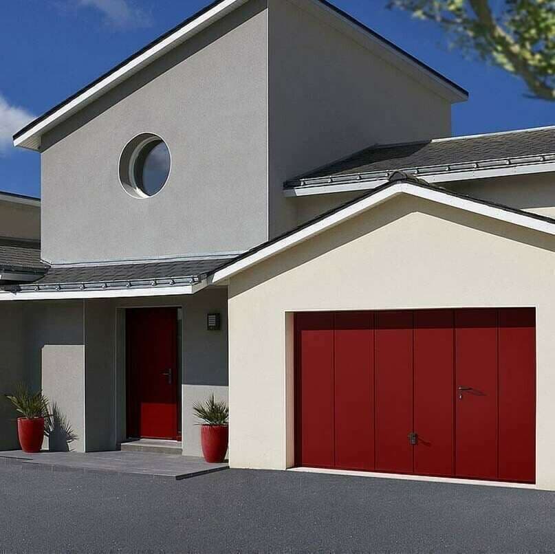Porte de garage en aluminium rouge à panneaux verticaux avec portillon intégré