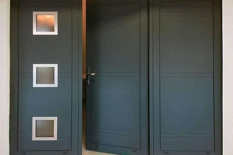 Portes de garage battantes anthracite à hublots carrés, un vantail ouvert