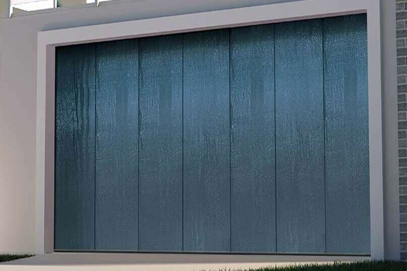 Porte de garage coulissante latérale gris bleuté à lames verticales