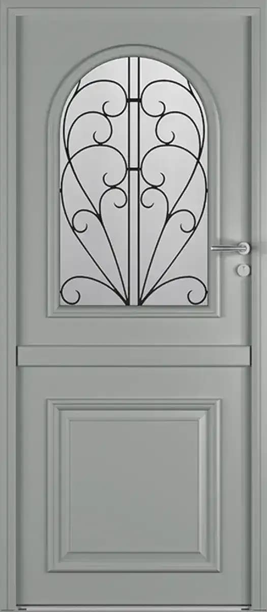 Porte d'entrée mixte bois et aluminium modèle Bocage, grise, avec vitrage cintré protégé par une grille en fer forgé