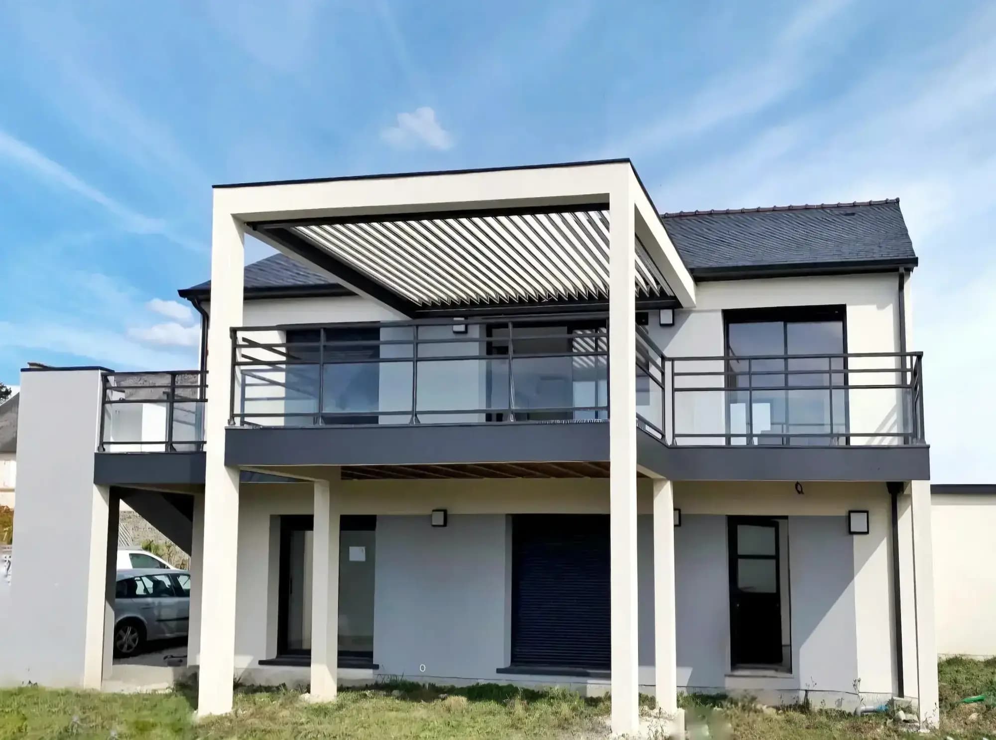Pergola bioclimatique sur balcon