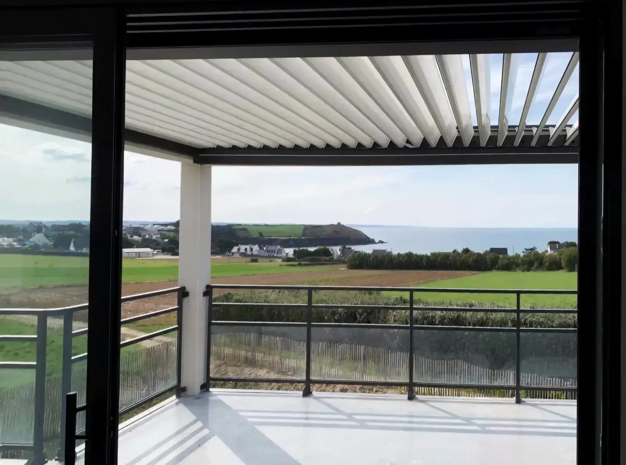 Pergola bioclimatique sur balcon